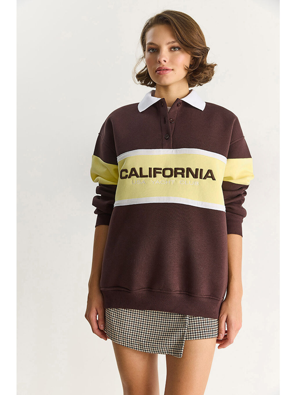 Kahverengi Kadın Polo Yaka Düğmeli California Yazılı Nakış Detaylı Oversize Kadın Sweatshirt-2