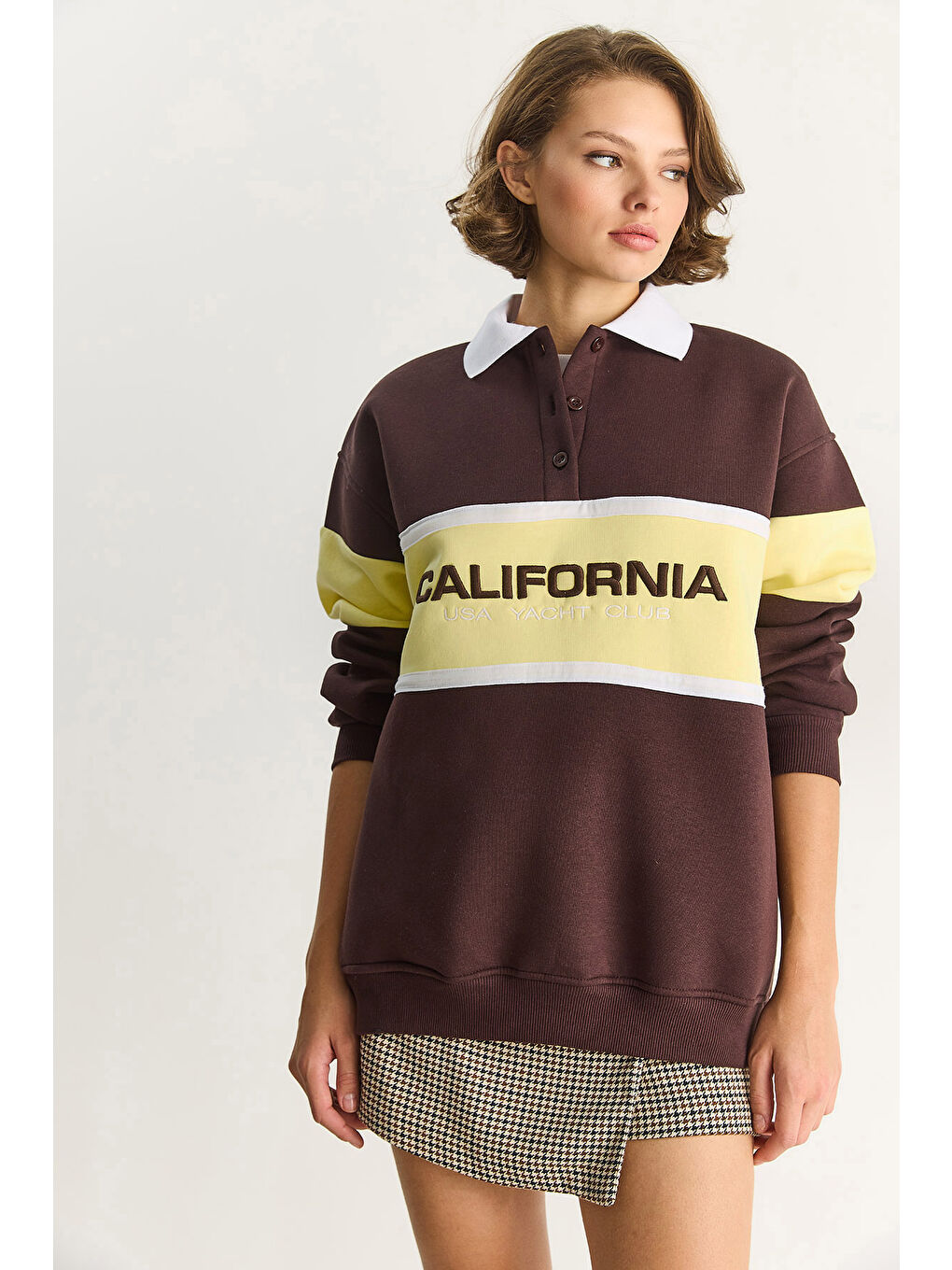 Kahverengi Kadın Polo Yaka Düğmeli California Yazılı Nakış Detaylı Oversize Kadın Sweatshirt-3