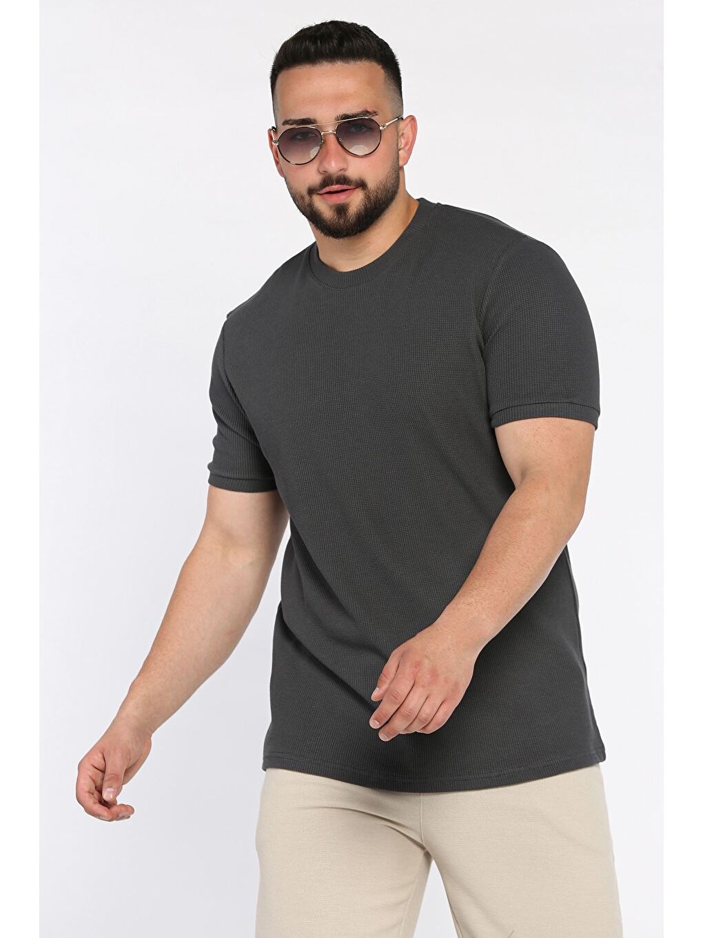 Gri Bisiklet Yaka Kendinden Desenli Erkek Tişört-1