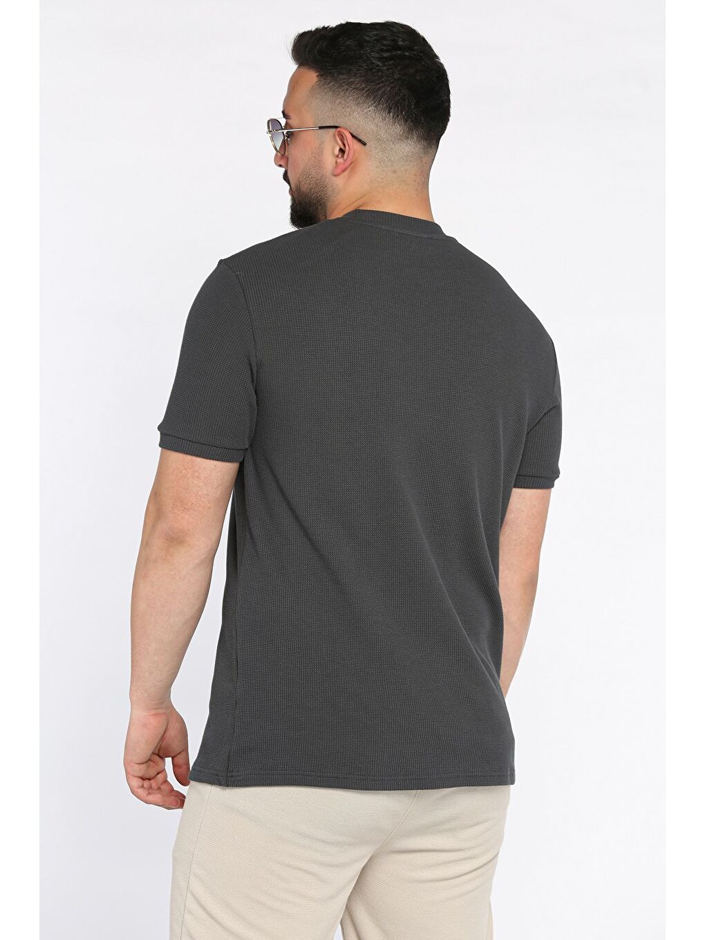 Gri Bisiklet Yaka Kendinden Desenli Erkek Tişört-2