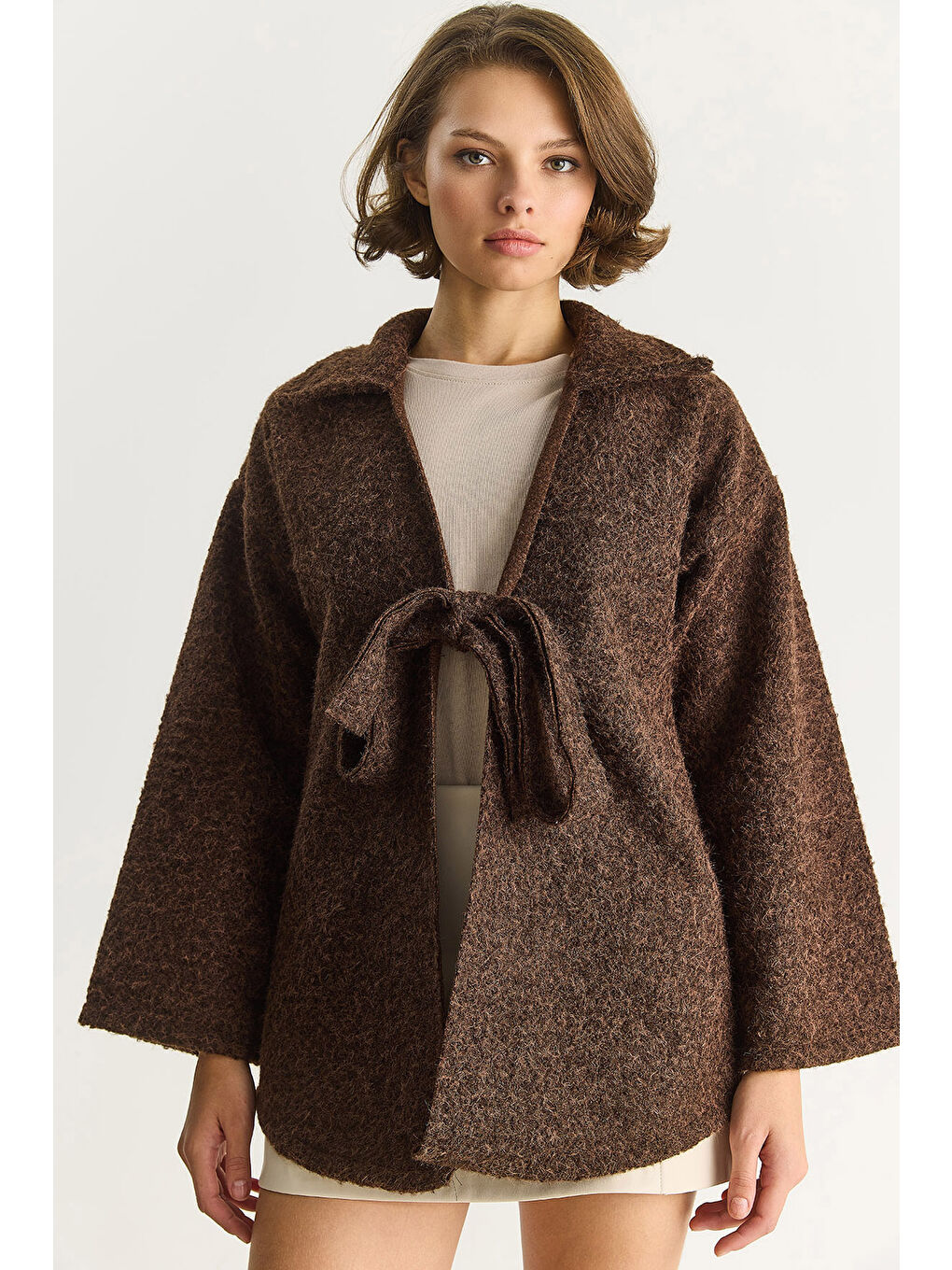 Kahverengi Kadın Gömlek Yaka Bağlama Detaylı Kırçıllı Kaşe Kaban