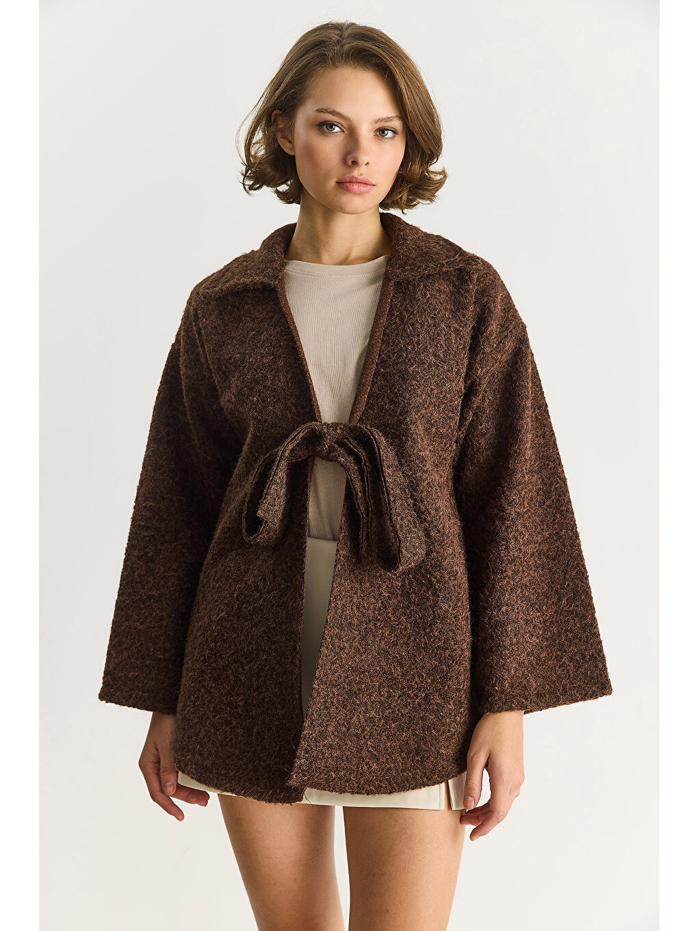 Kahverengi Kadın Gömlek Yaka Bağlama Detaylı Kırçıllı Kaşe Kaban-1