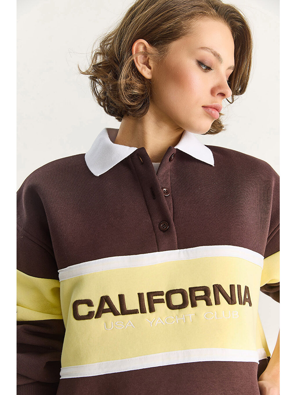 Kahverengi Kadın Polo Yaka Düğmeli California Yazılı Nakış Detaylı Oversize Kadın Sweatshirt-4