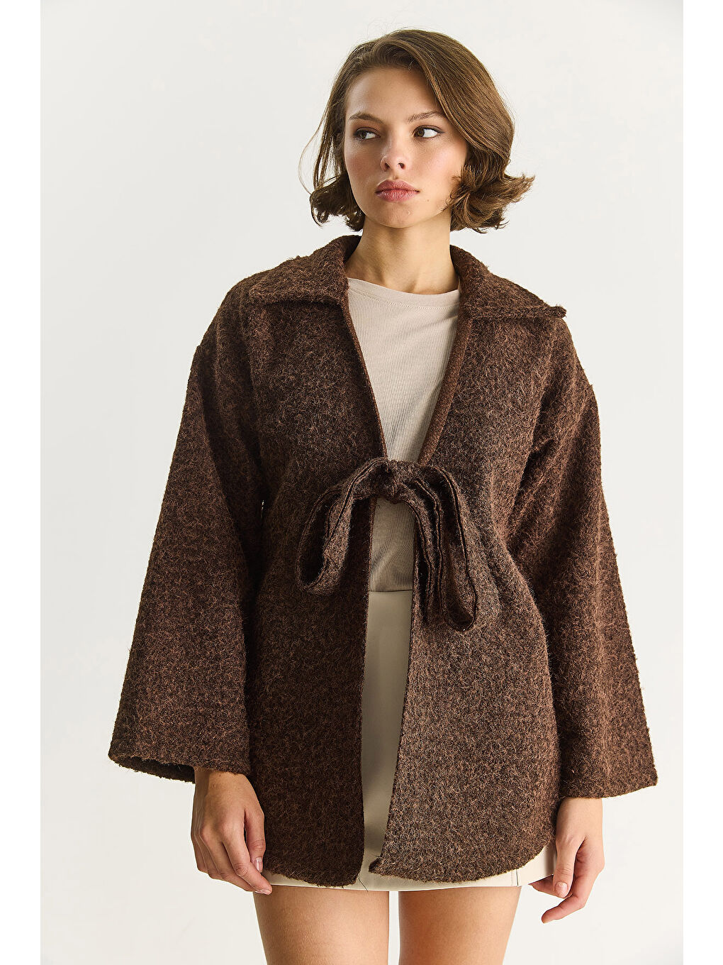 Kahverengi Kadın Gömlek Yaka Bağlama Detaylı Kırçıllı Kaşe Kaban-2