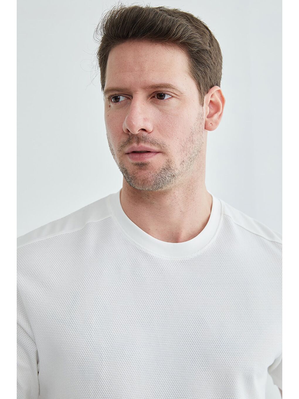 Beyaz Basic Petek Kumaş Bisiklet Yaka Tişört-1