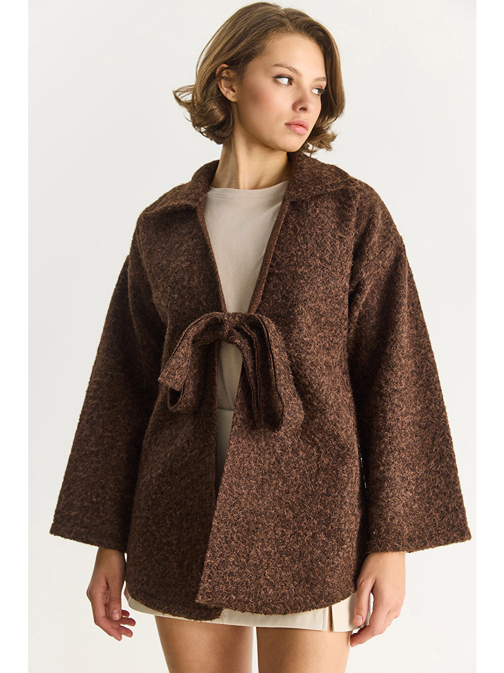 Kahverengi Kadın Gömlek Yaka Bağlama Detaylı Kırçıllı Kaşe Kaban-4