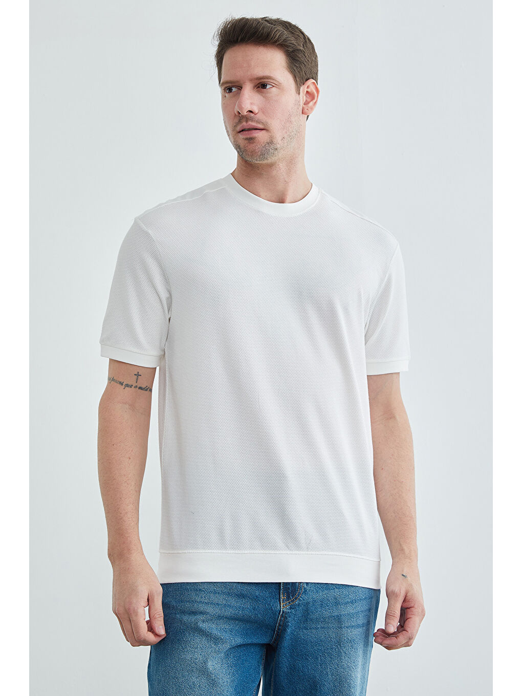 Beyaz Basic Petek Kumaş Bisiklet Yaka Tişört-2