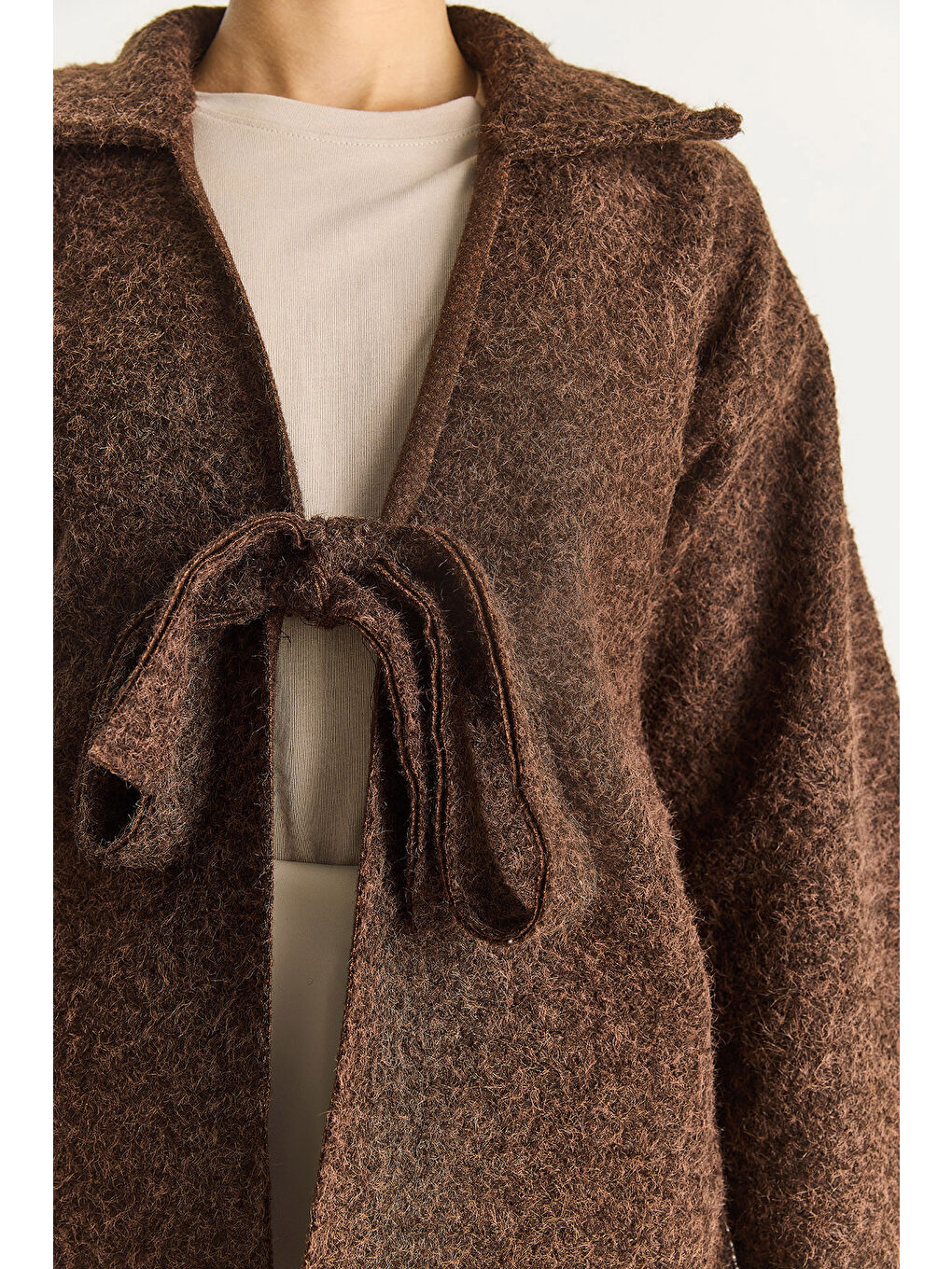 Kahverengi Kadın Gömlek Yaka Bağlama Detaylı Kırçıllı Kaşe Kaban-5