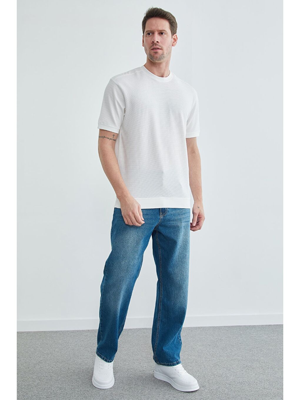 Beyaz Basic Petek Kumaş Bisiklet Yaka Tişört-3