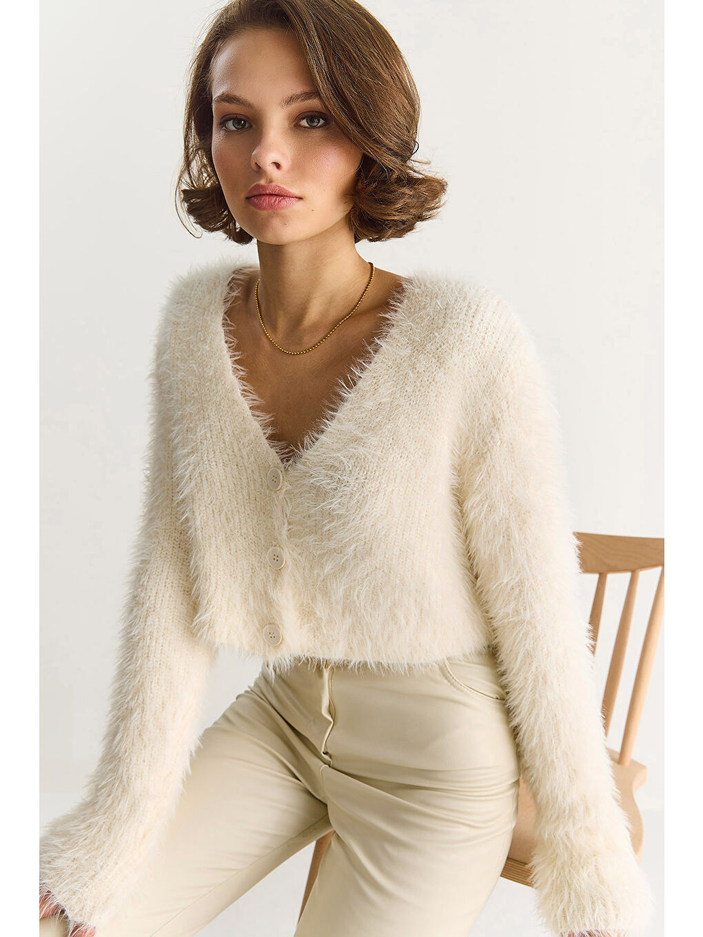 Ekru Kadın V Yaka Düğmeli Yumoş Sakallı Triko Hırka