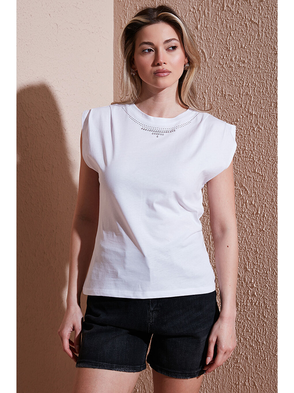 Beyaz % 100 Pamuk Standart Fit Bisiklet Yaka Taşlı Bluz 25Y0472K1