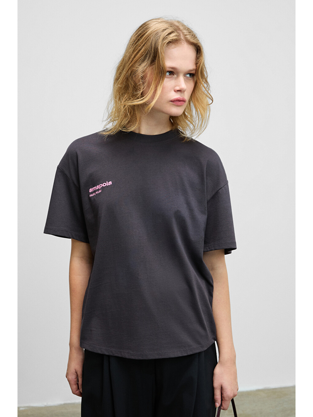 Fına Kadın Sırt Baskı Detaylı Regular Fit Bisiklet Yakalı %100 Organik Pamuklu Antrasit T-shirt