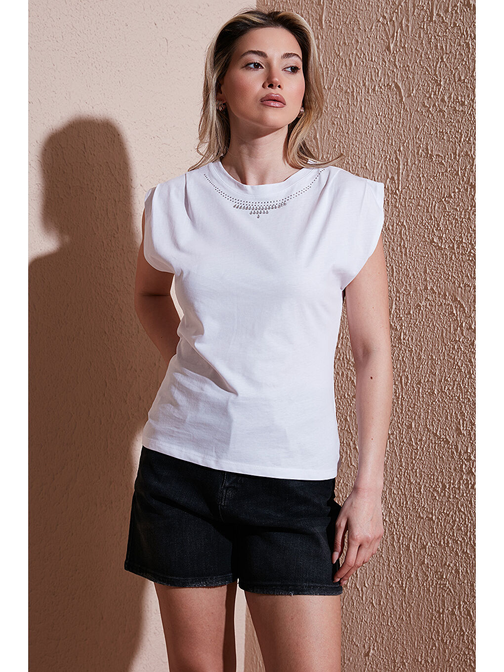 Beyaz % 100 Pamuk Standart Fit Bisiklet Yaka Taşlı Bluz 25Y0472K1-1