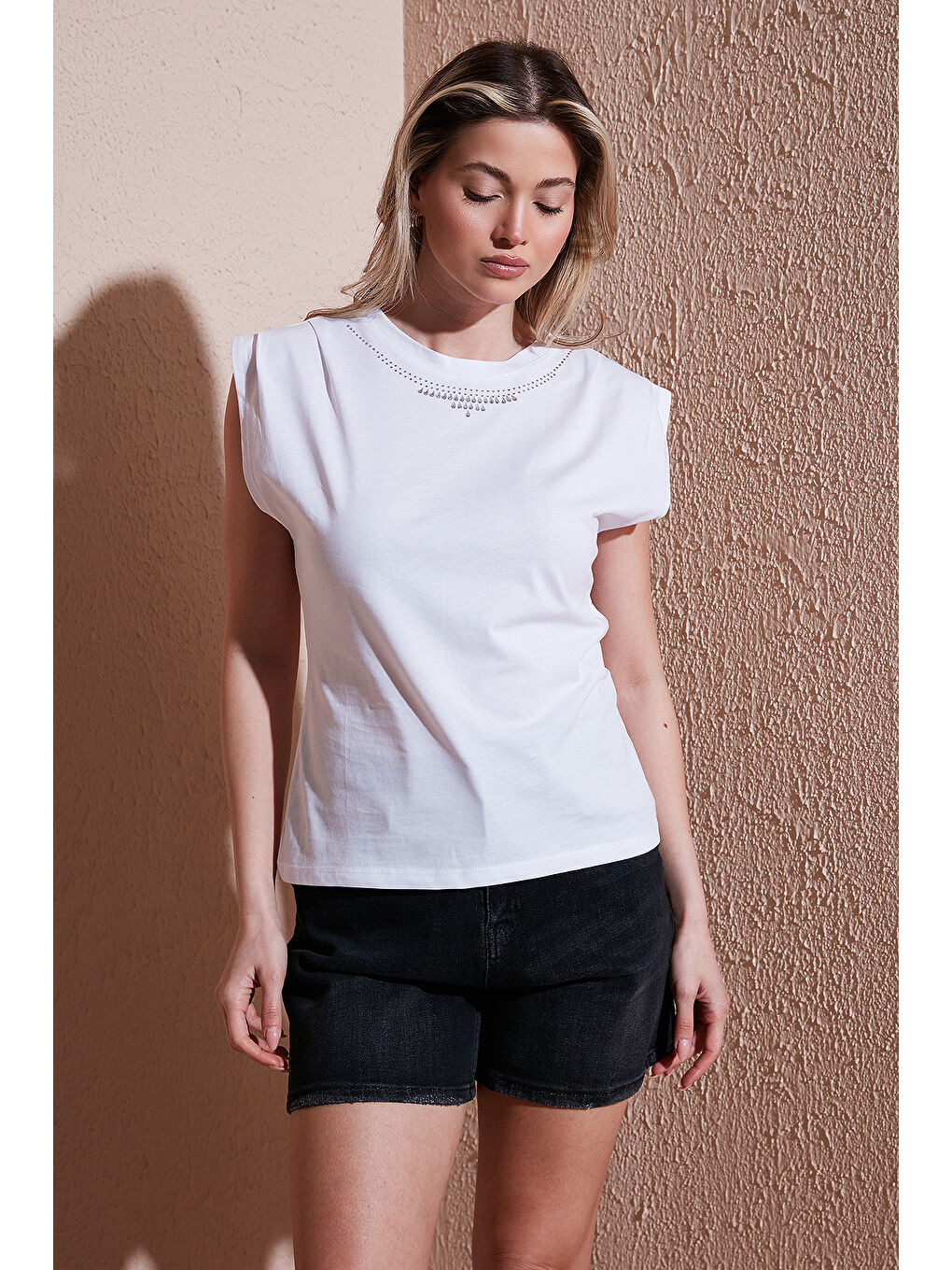 Beyaz % 100 Pamuk Standart Fit Bisiklet Yaka Taşlı Bluz 25Y0472K1-2