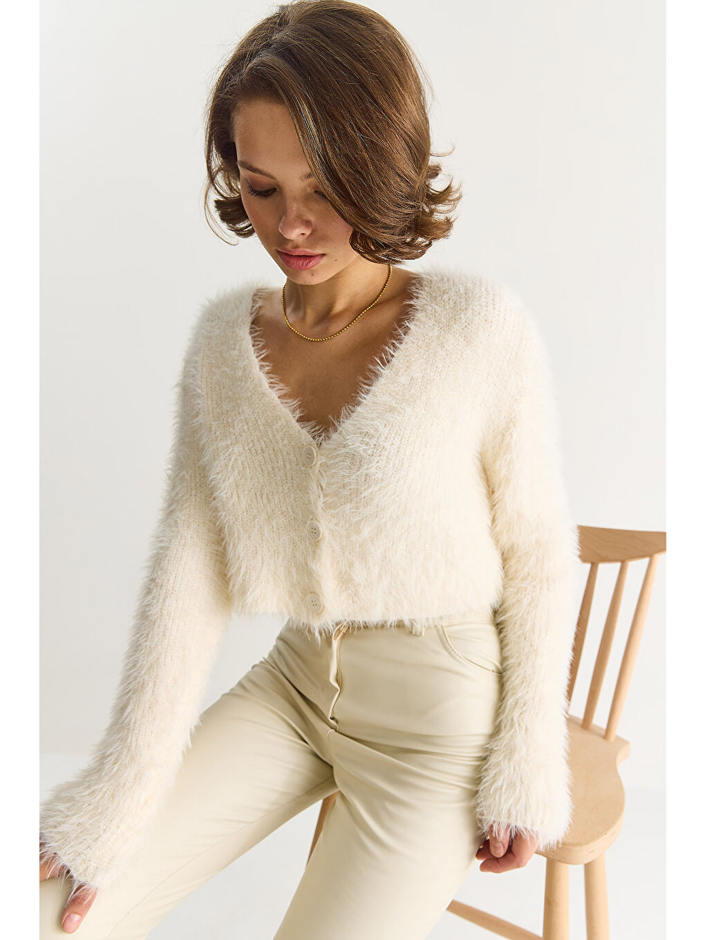 Ekru Kadın V Yaka Düğmeli Yumoş Sakallı Triko Hırka-1