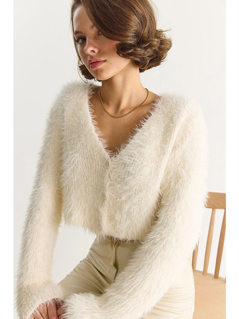 Ekru Kadın V Yaka Düğmeli Yumoş Sakallı Triko Hırka-2