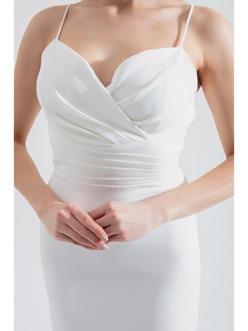 Kadın Beyaz İnce Askılı Kruvaze Yaka Midi Abiye Elbise-3