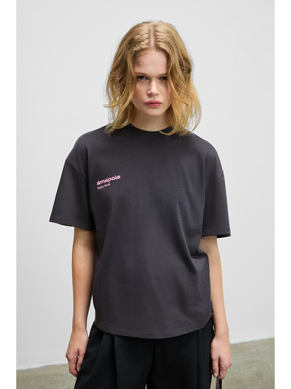 Fına Kadın Sırt Baskı Detaylı Regular Fit Bisiklet Yakalı %100 Organik Pamuklu Antrasit T-shirt-1