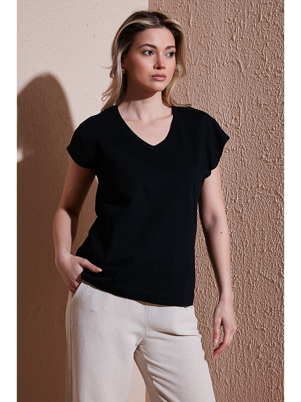 Siyah % 100 Pamuk Standart Fit V Yaka Güpür Detaylı Bluz 25Y0540K1-2