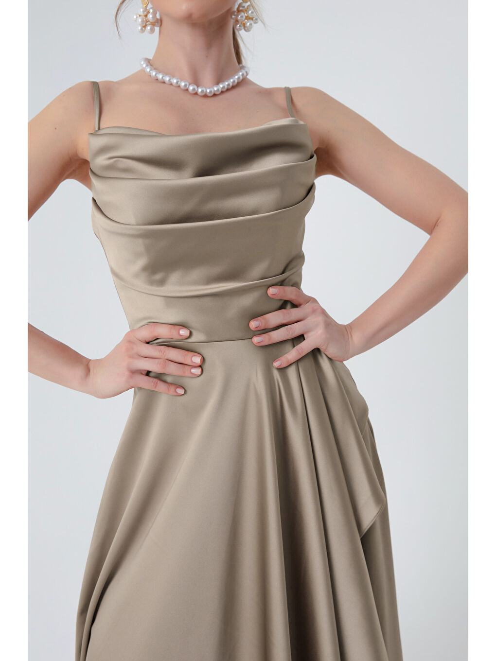 Bej Kadın Vizon Volanlı Yırtmaçlı Saten Abiye & Mezuniyet Elbisesi-3