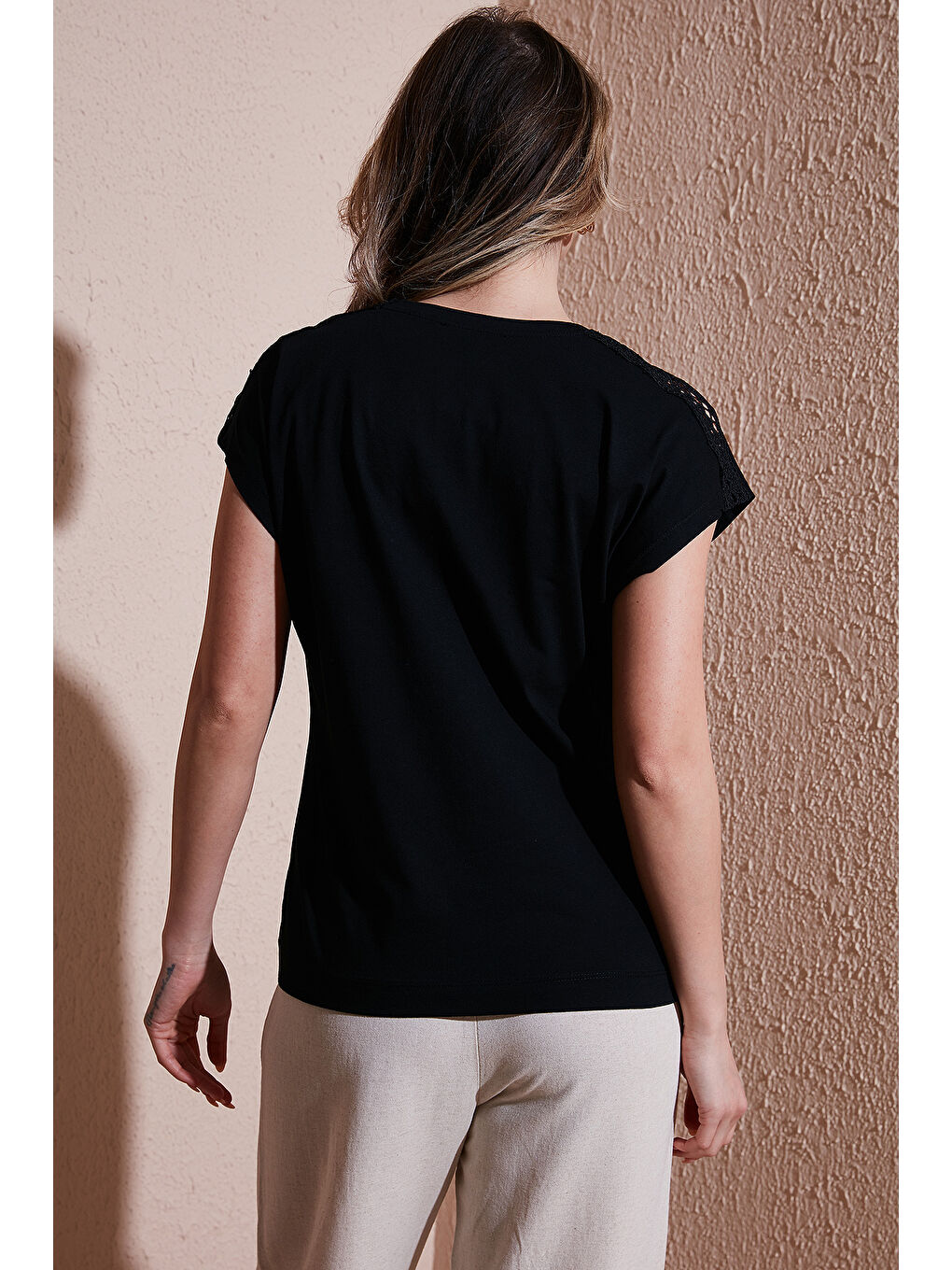 Siyah % 100 Pamuk Standart Fit V Yaka Güpür Detaylı Bluz 25Y0540K1-3