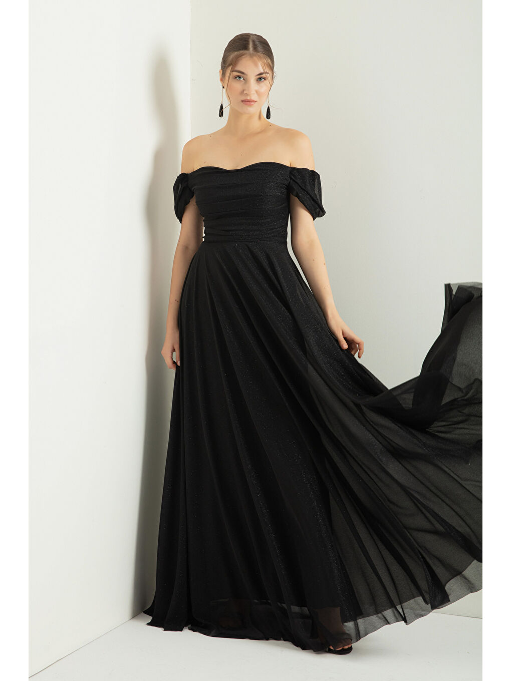 Kadın Siyah Kayık Yaka Drapeli Yırtmaçlı Uzun Simli Abiye Elbise