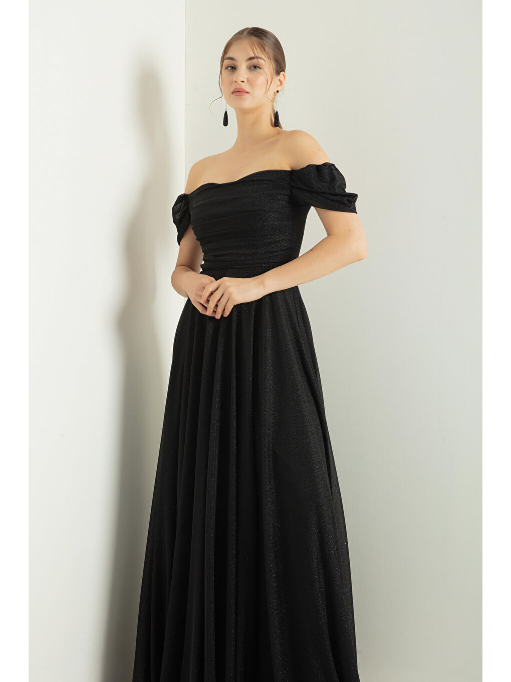 Kadın Siyah Kayık Yaka Drapeli Yırtmaçlı Uzun Simli Abiye Elbise-1