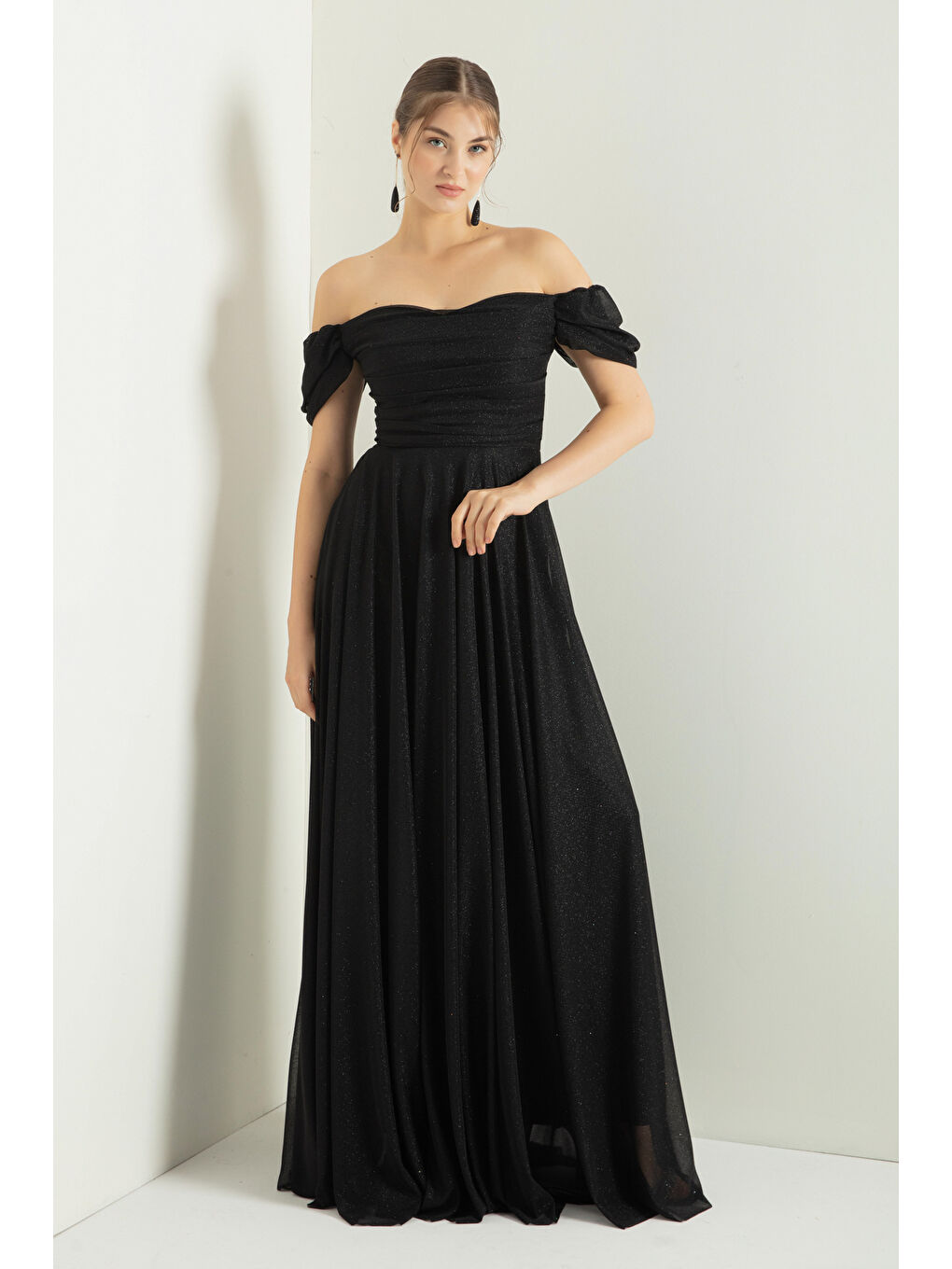 Kadın Siyah Kayık Yaka Drapeli Yırtmaçlı Uzun Simli Abiye Elbise-2