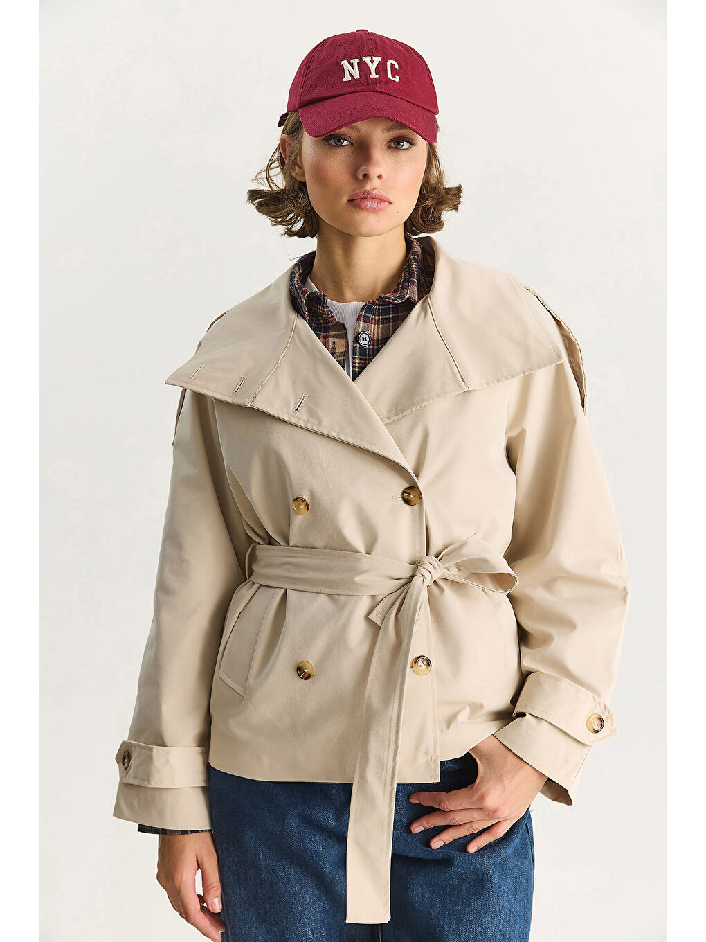 Bej Kadın Dik Yaka Kuşak Detaylı Astarlı Oversize Kısa Trençkot --4