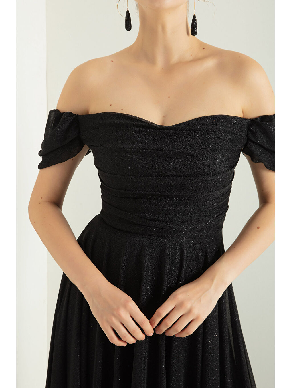 Kadın Siyah Kayık Yaka Drapeli Yırtmaçlı Uzun Simli Abiye Elbise-3