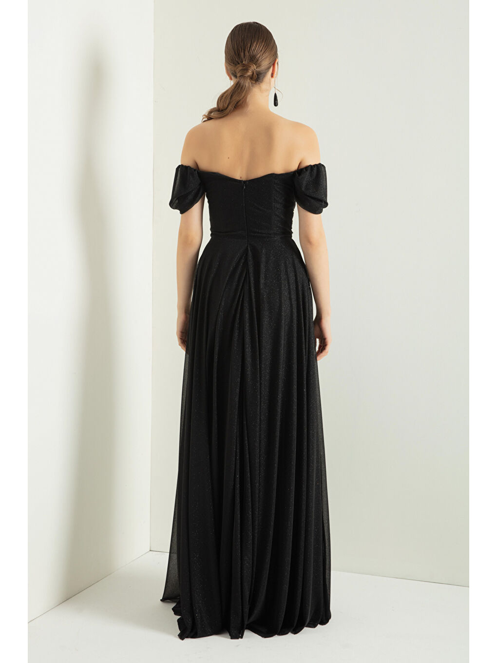 Kadın Siyah Kayık Yaka Drapeli Yırtmaçlı Uzun Simli Abiye Elbise-4