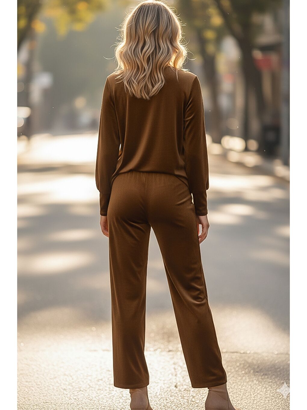 Kahverengi İtalyan Tarçın Rengi Yuvarlak Yaka Uzun Kol Lastikli Bel Kadife Dokuma Alt Üst Takım 75-107 65-72-1