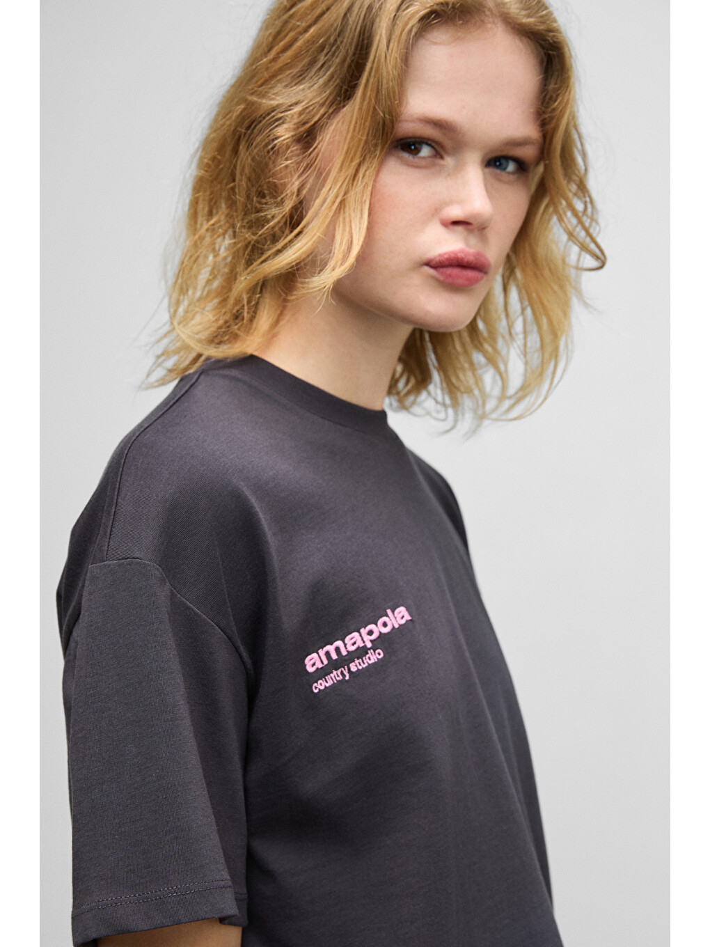 Fına Kadın Sırt Baskı Detaylı Regular Fit Bisiklet Yakalı %100 Organik Pamuklu Antrasit T-shirt-2