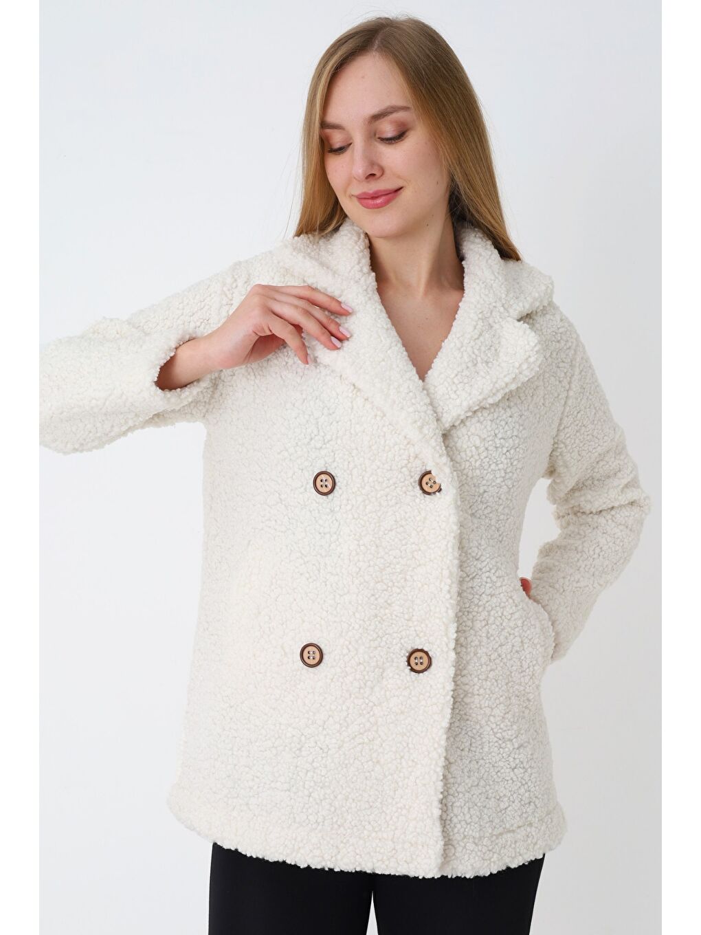 Beyaz Düğmeli Cepli Uzun Kollu Devrik Yaka Pelüş Kadın Hırka