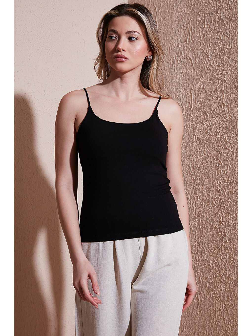 Siyah Pamuklu Slim Fit Yuvarlak Yaka Kadın Atlet 25Y0257K1