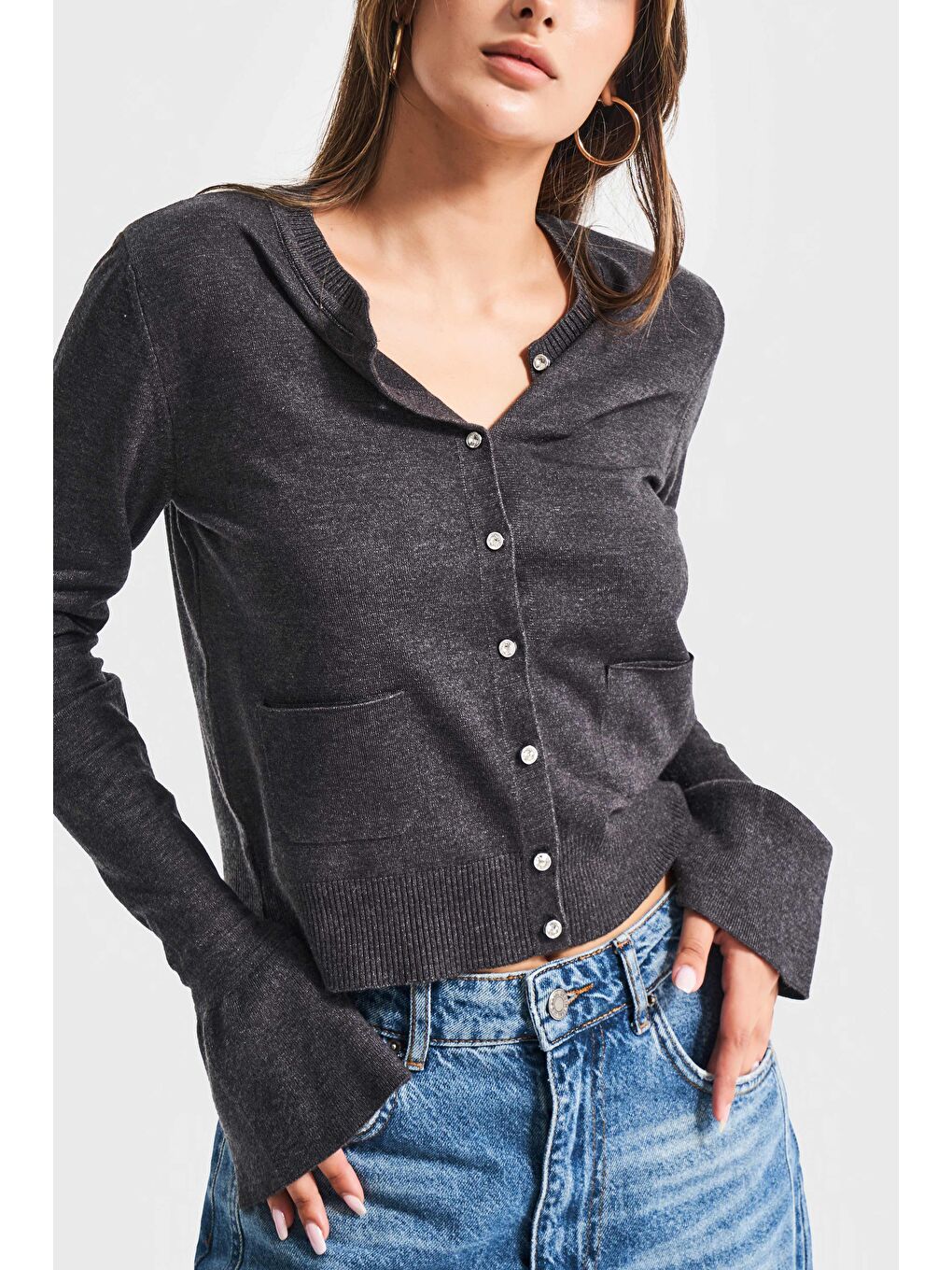 Kadın Antrasit Renk w5-45 Volanlı Kol Önü Cepli Düğmeli Viskon Karışımlı Triko Hırka-1
