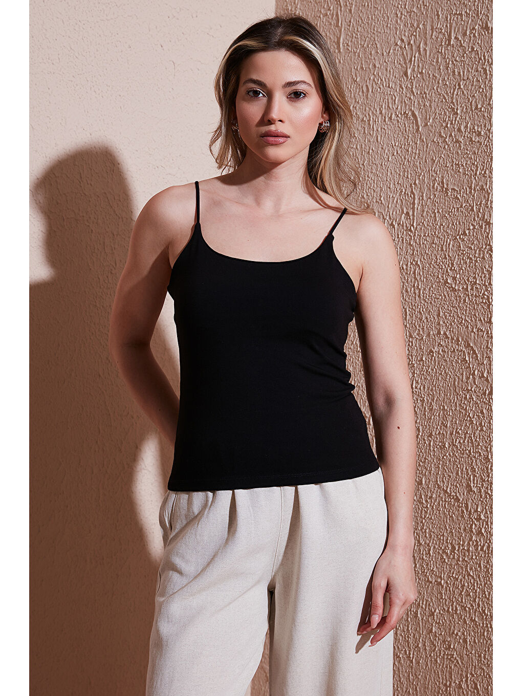 Siyah Pamuklu Slim Fit Yuvarlak Yaka Kadın Atlet 25Y0257K1-2