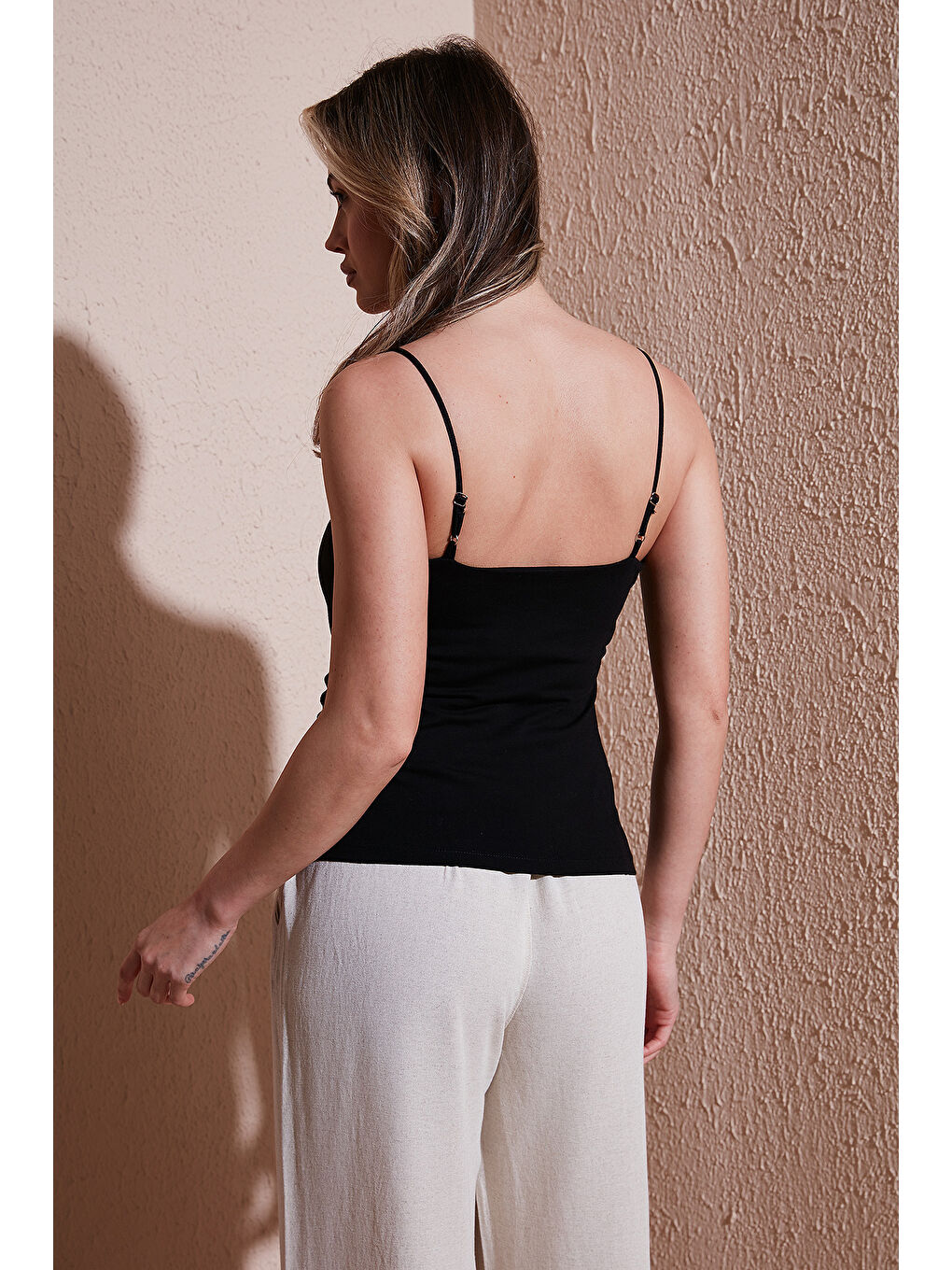 Siyah Pamuklu Slim Fit Yuvarlak Yaka Kadın Atlet 25Y0257K1-4