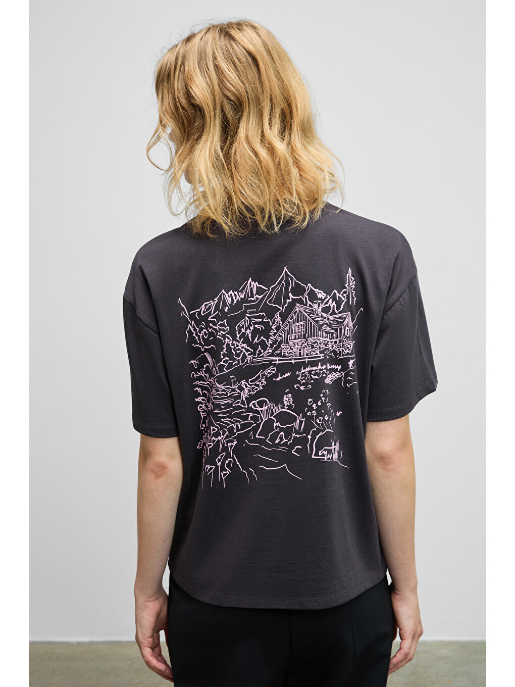 Fına Kadın Sırt Baskı Detaylı Regular Fit Bisiklet Yakalı %100 Organik Pamuklu Antrasit T-shirt-3