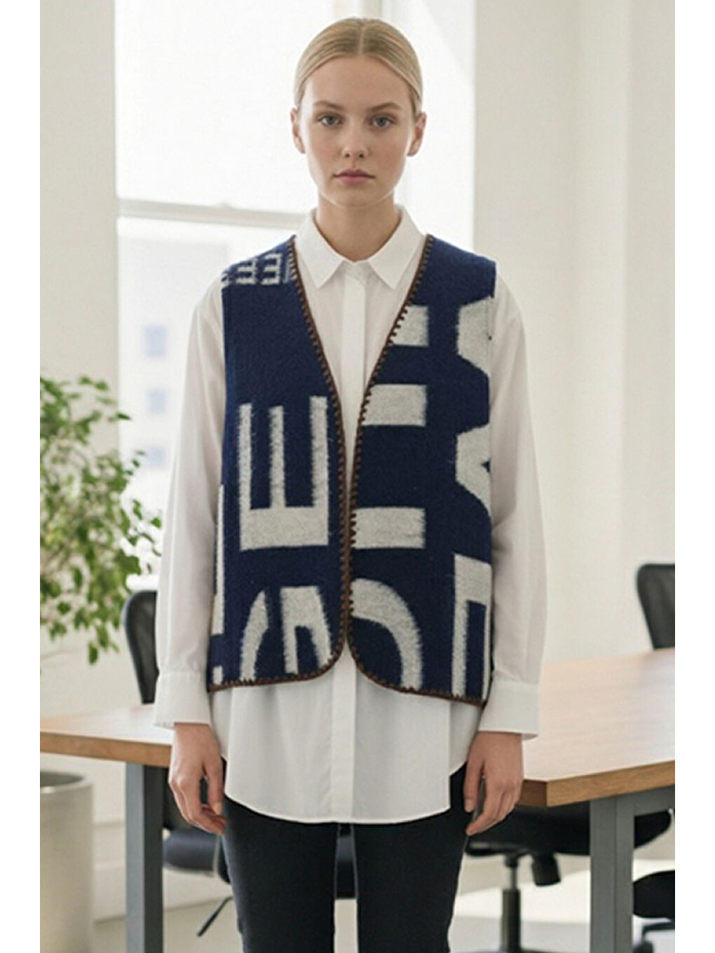 İtalyan Lacivert V Yaka Kolsuz Yazı Baskılı Kapamasız Tığ İşi Kenarlı Akrilik Dokuma Yelek 60 60