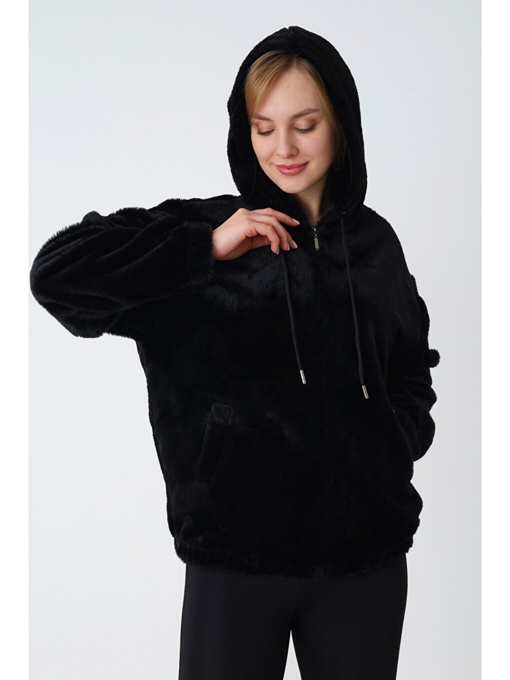 Siyah Kapüşonlu Fermuarlı Cepli Pelüş Uzun Kollu Kadın Hırka-1