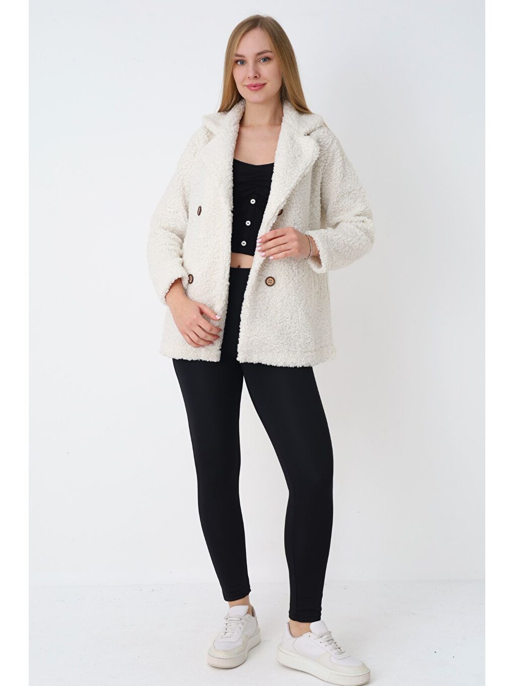 Beyaz Düğmeli Cepli Uzun Kollu Devrik Yaka Pelüş Kadın Hırka-2