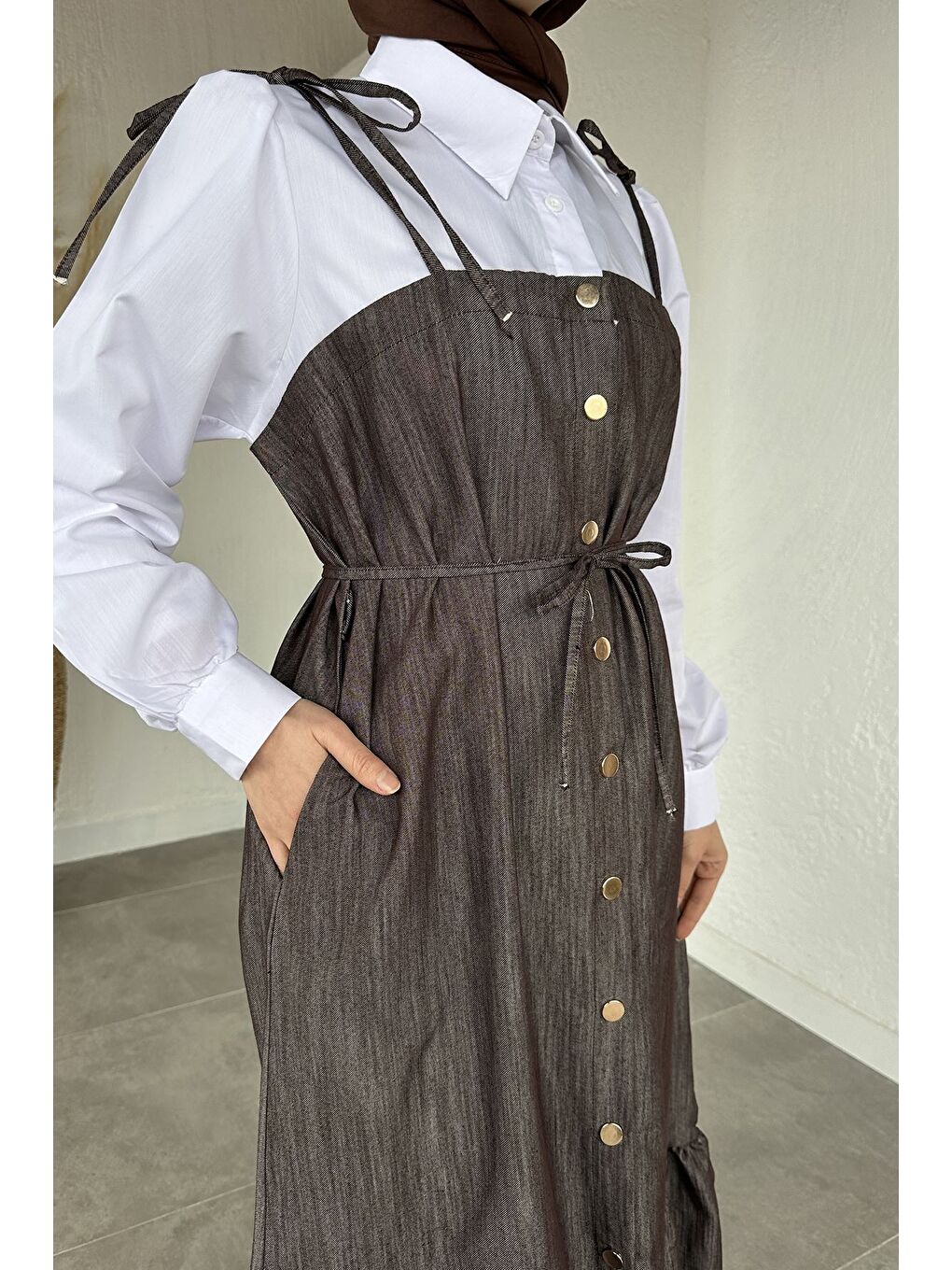 Kahverengi Gülseli Boydan Düğmeli Bağlama Detaylı Garnili Tesettür Elbise-2