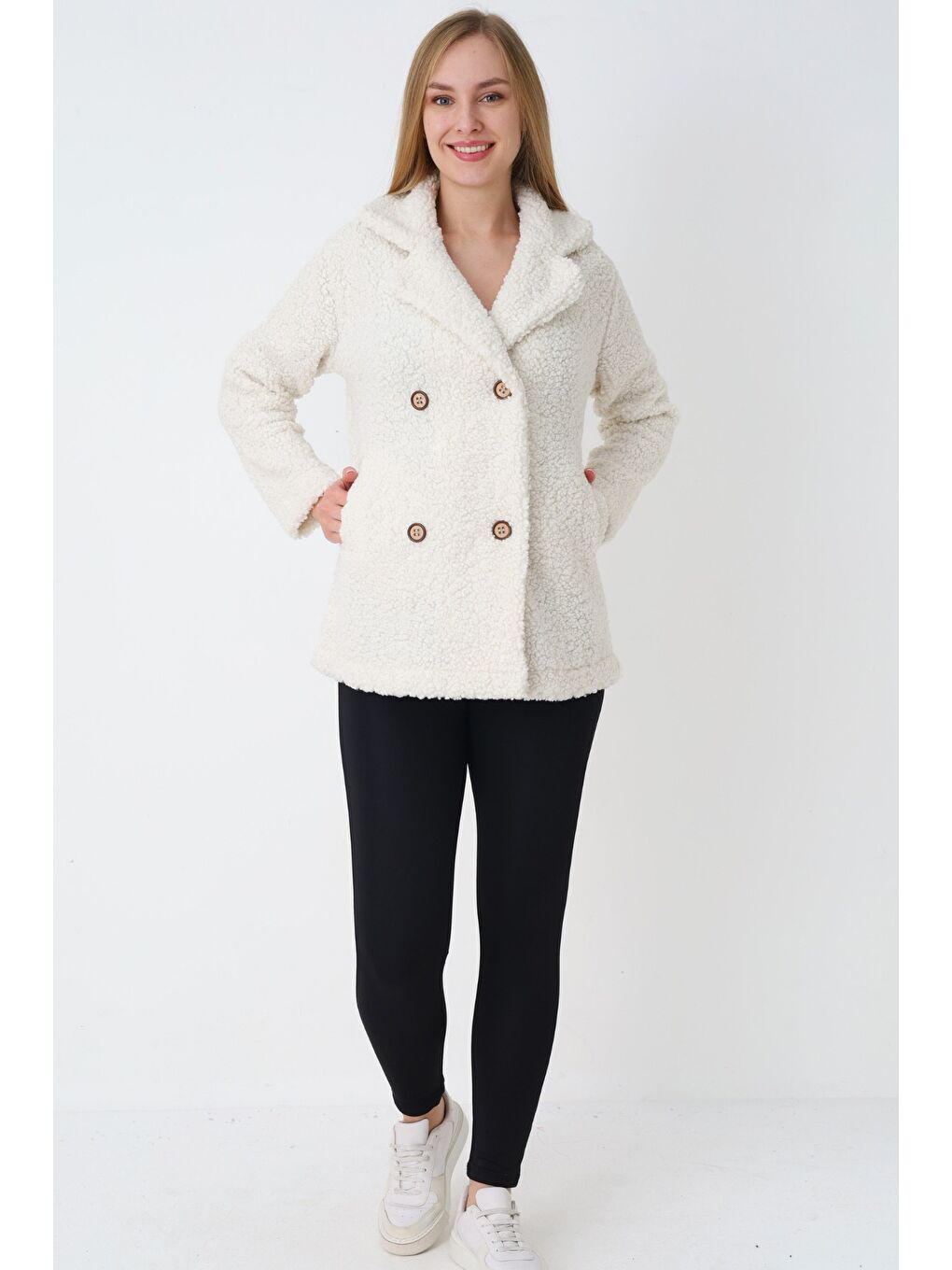 Beyaz Düğmeli Cepli Uzun Kollu Devrik Yaka Pelüş Kadın Hırka-3