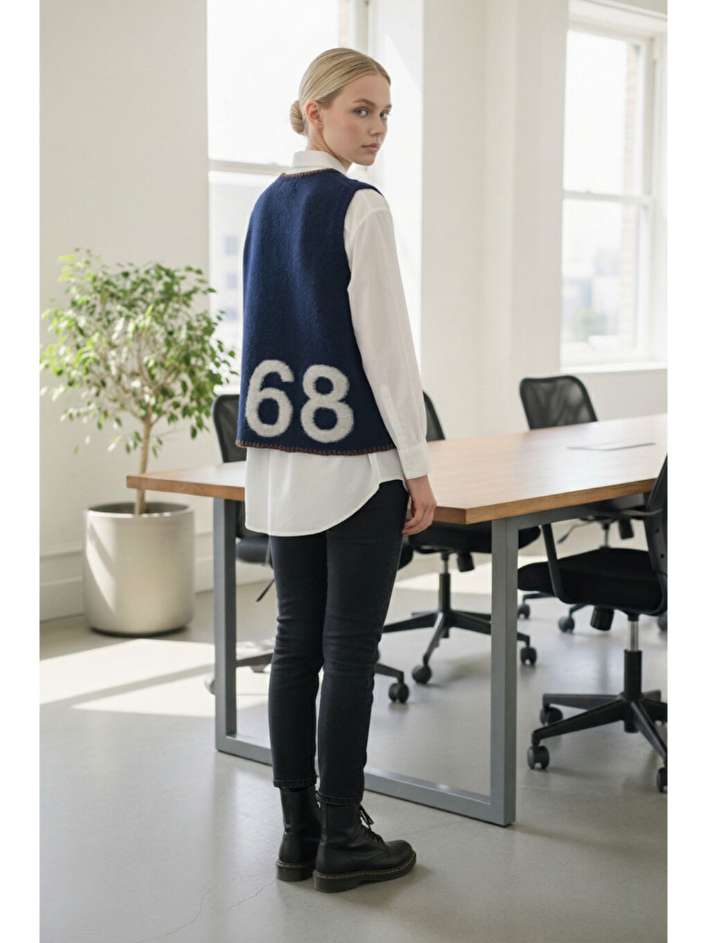 İtalyan Lacivert V Yaka Kolsuz Yazı Baskılı Kapamasız Tığ İşi Kenarlı Akrilik Dokuma Yelek 60 60-1