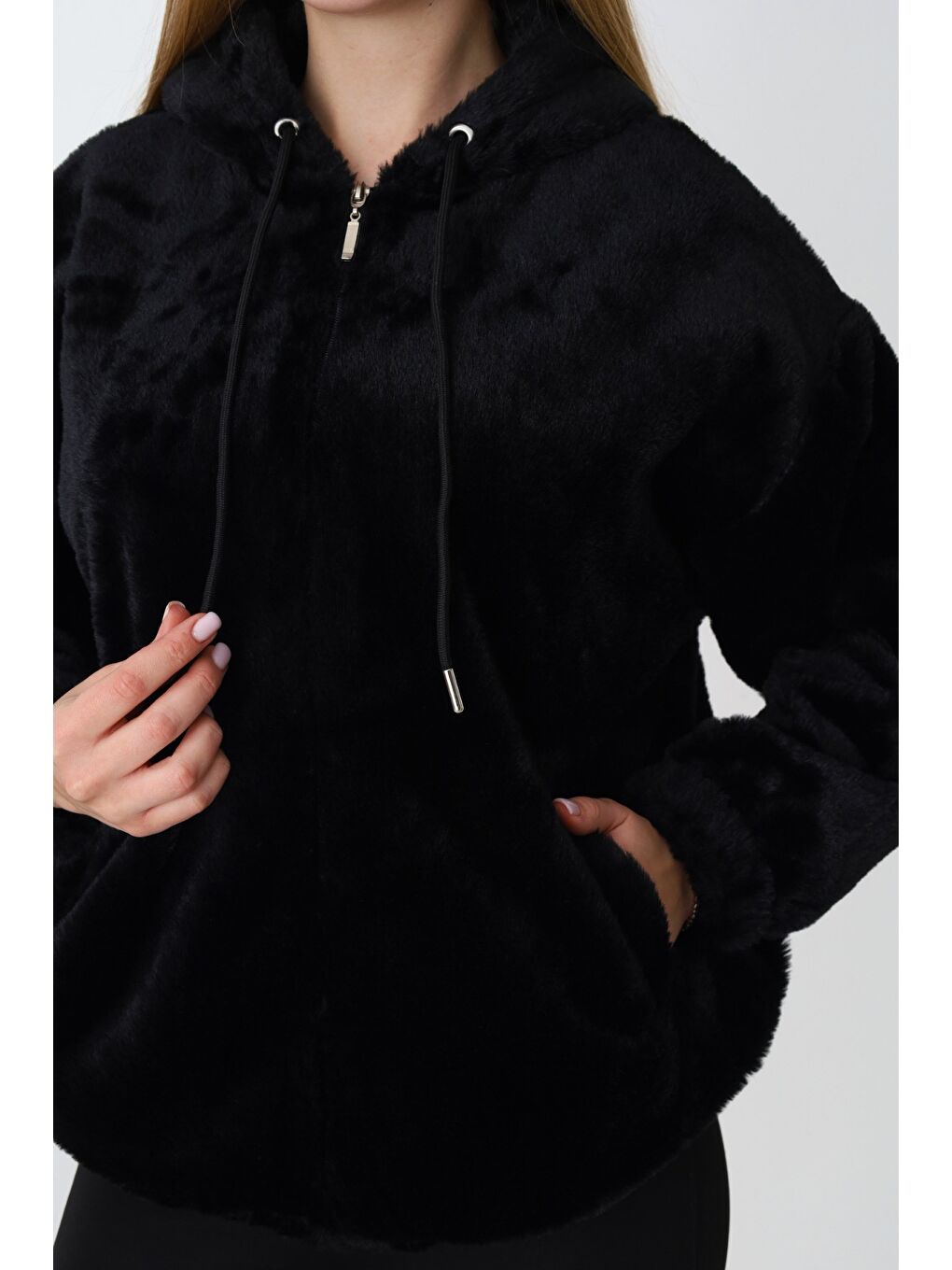 Siyah Kapüşonlu Fermuarlı Cepli Pelüş Uzun Kollu Kadın Hırka-3