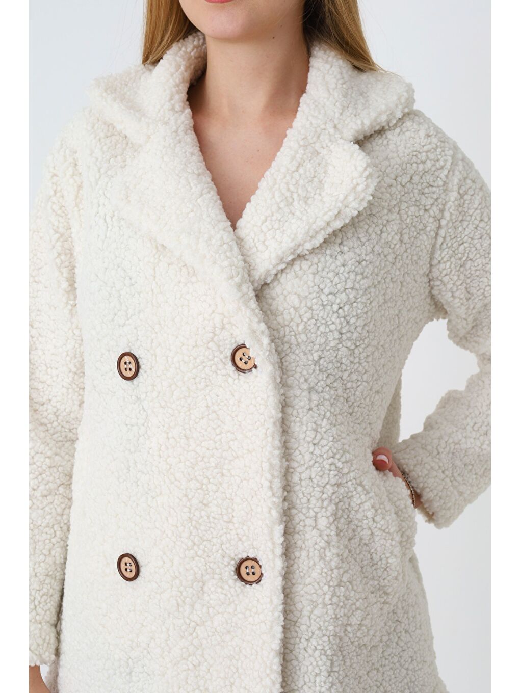 Beyaz Düğmeli Cepli Uzun Kollu Devrik Yaka Pelüş Kadın Hırka-4