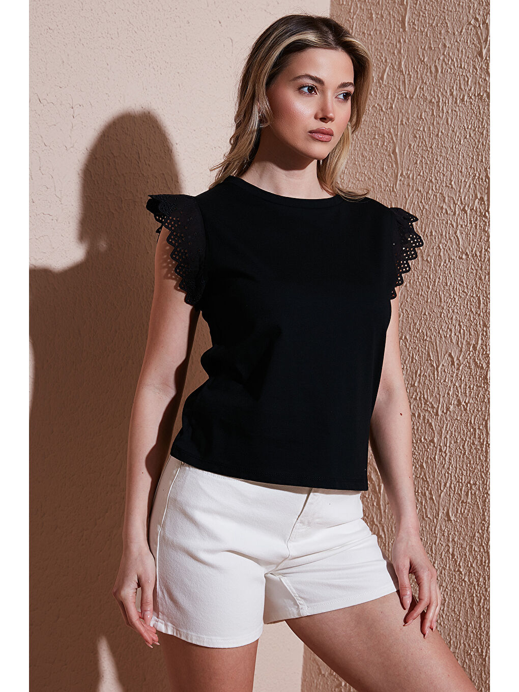 Siyah % 100 Pamuk Standart Fit Güpürlü Kol Bisiklet Yaka T Shirt 25Y0544K1-1