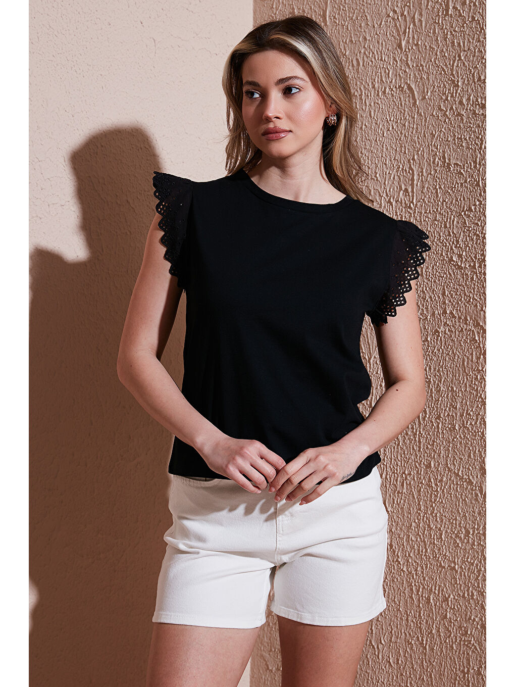 Siyah % 100 Pamuk Standart Fit Güpürlü Kol Bisiklet Yaka T Shirt 25Y0544K1-3