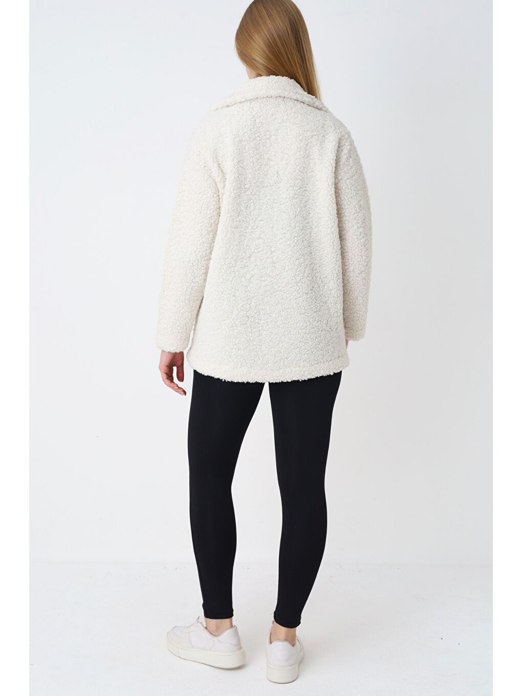 Beyaz Düğmeli Cepli Uzun Kollu Devrik Yaka Pelüş Kadın Hırka-5